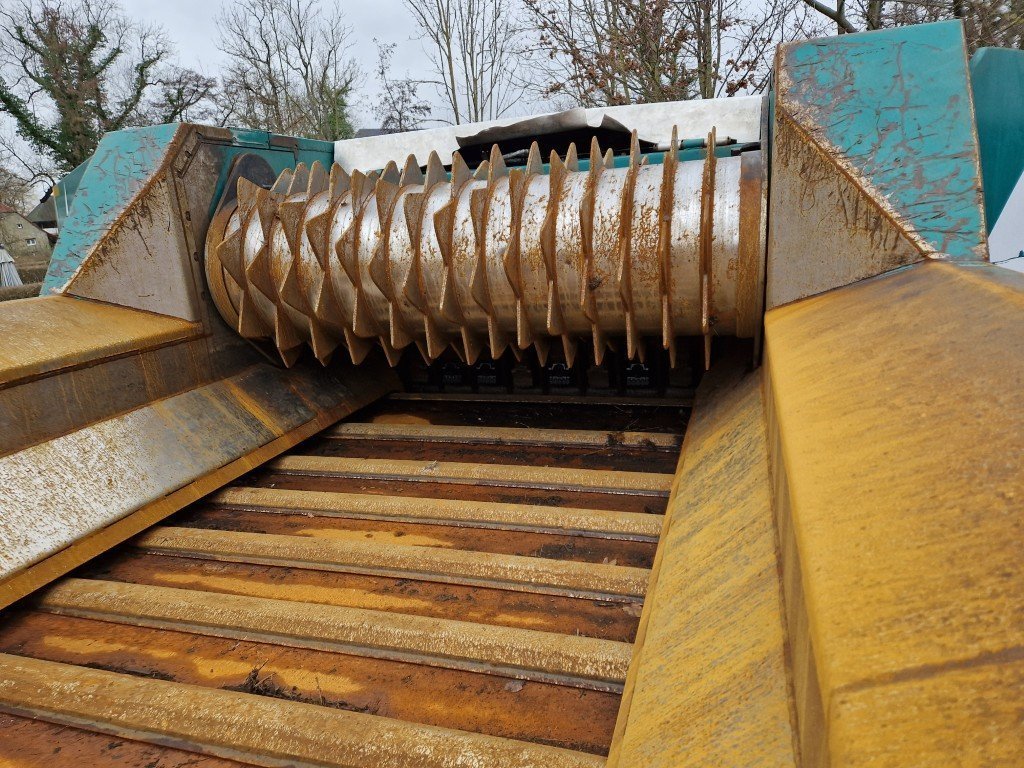 Doppstadt AK560 waste and wood Shredder sold by Findeq to Canada.
