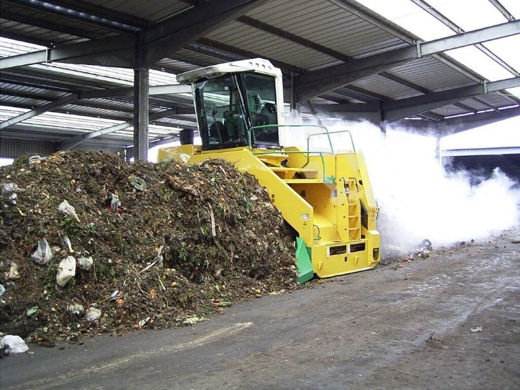 Selbstfahrende Kompostumsetzer von Backhus. Findeq, we find equipment
