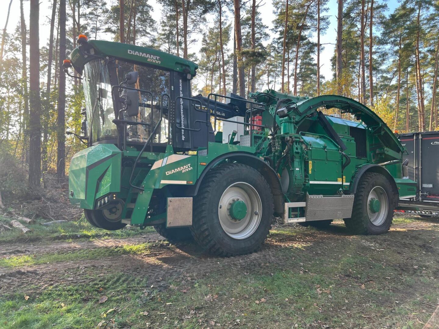 Albach Diamant 2000 Woodchipper for Sale at findeq.com. Contact us if you need a machine like this or any other used equipment.