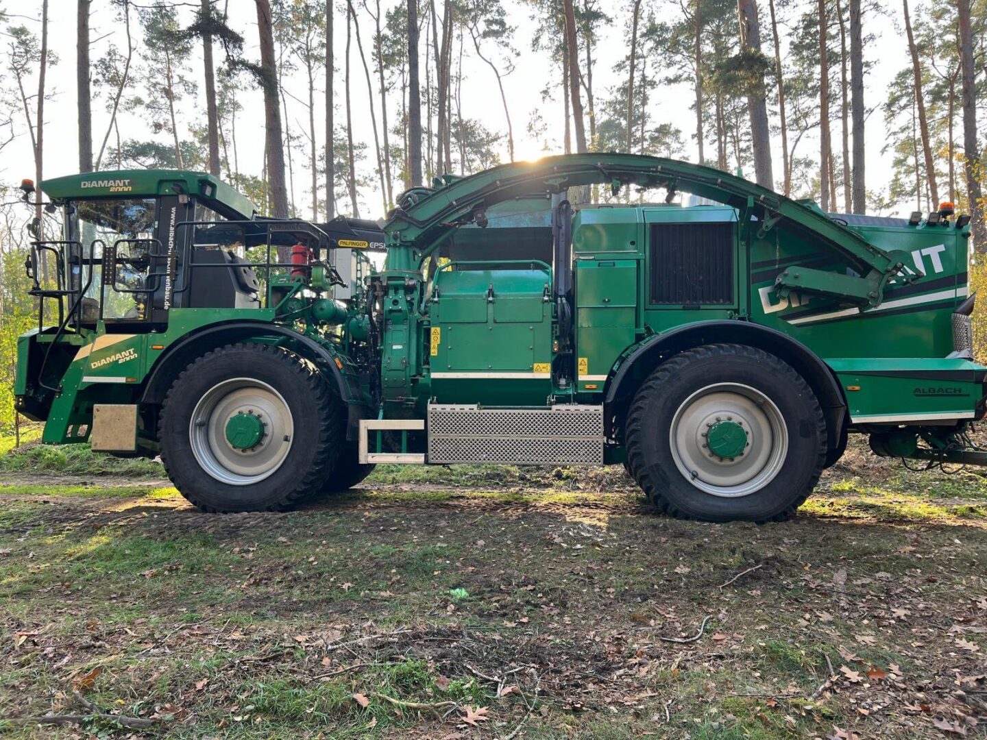 Albach Diamant 2000 Woodchipper for Sale at findeq.com. Contact us if you need a machine like this or any other used equipment.