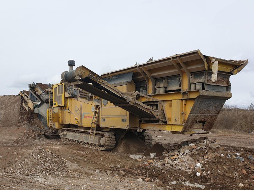Keestrack R6 tracked impact crusher from 2017, available at Findeq now